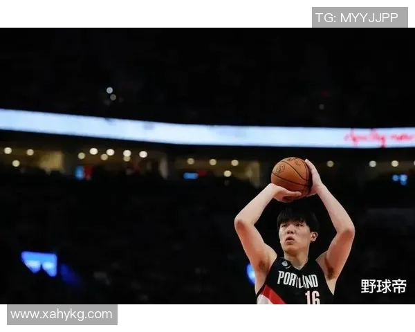 杨瀚森与女友赴华人家庭做客 加练投篮折返跑 发展联盟去留未定